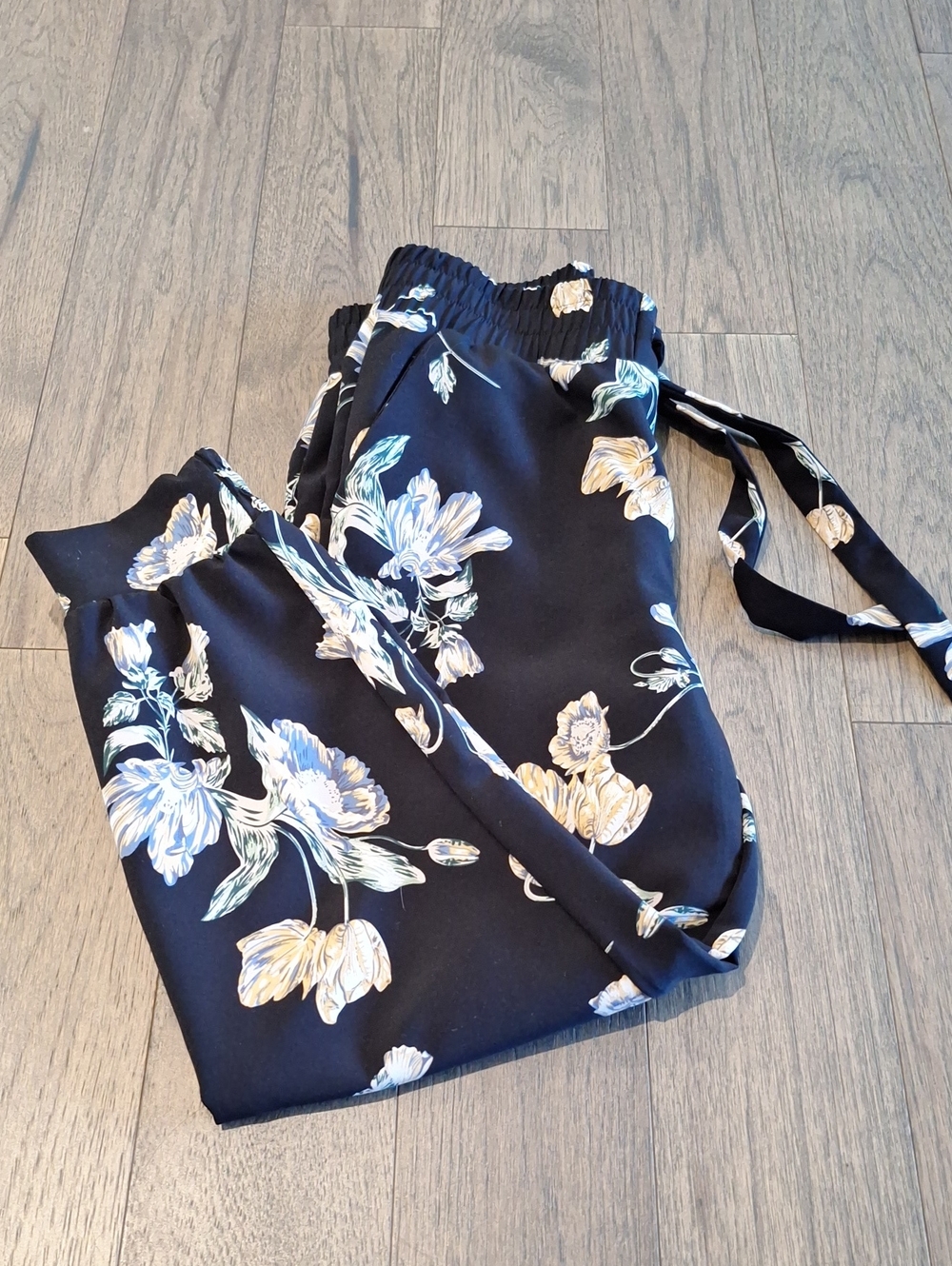 Jogger style trouser pants.[M,6-8]